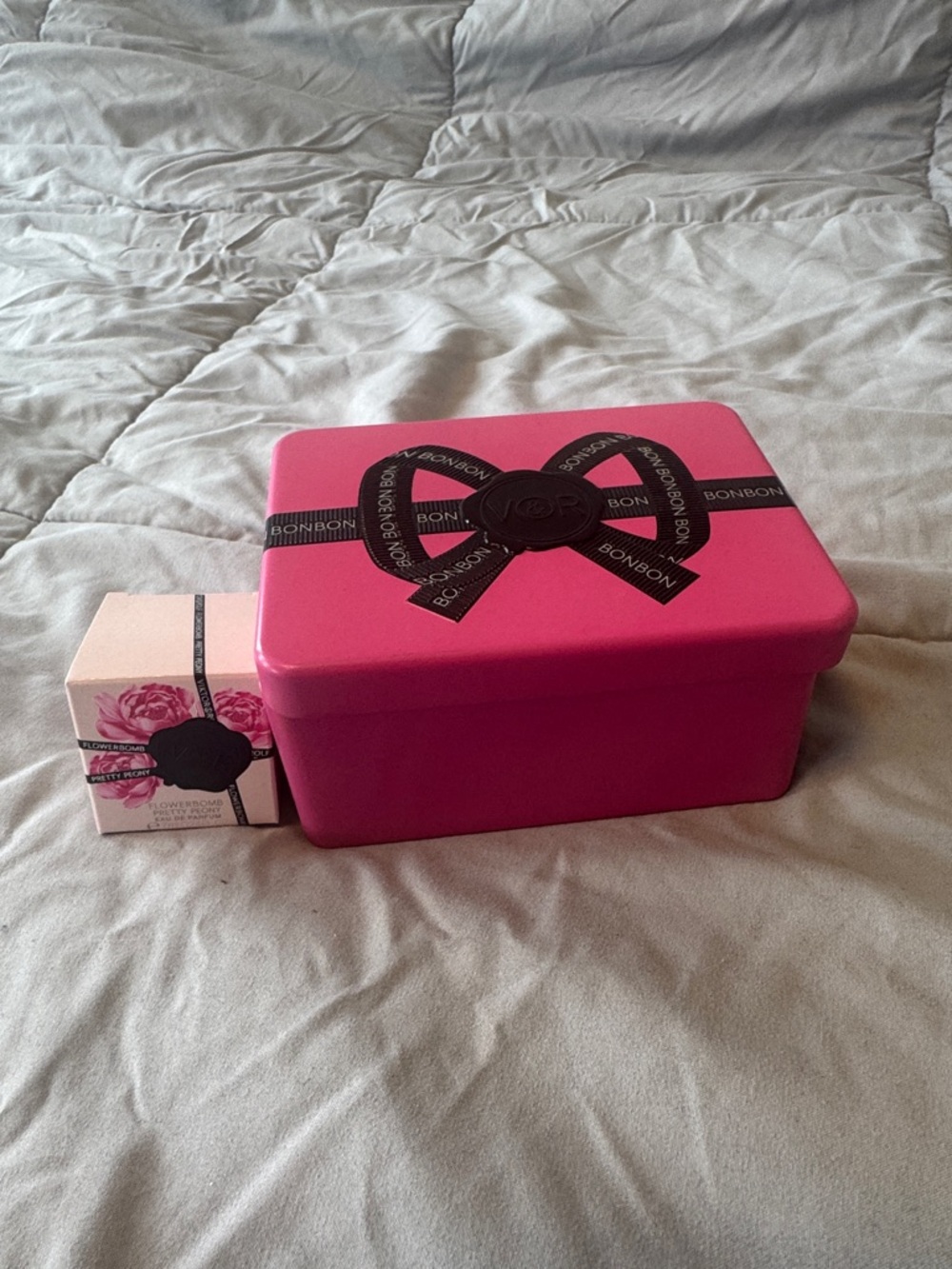 Bon Bon Viktor & Rolf Tin box with Flowerbomb